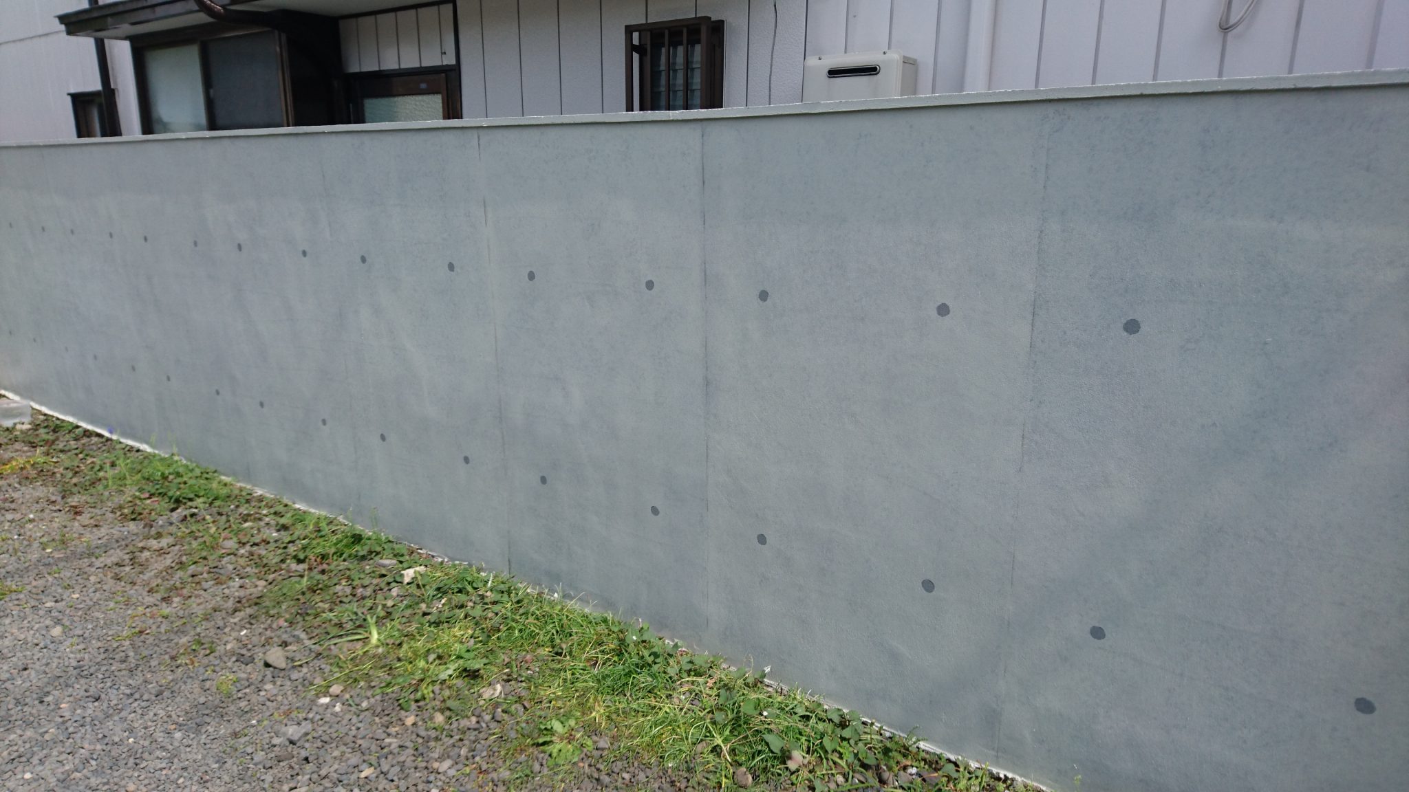 モルタル塀が打ち放し塀に変身 水戸市 ひたちなか市 那珂市の外壁塗装 塗り替え工事は冨山塗装へお任せください